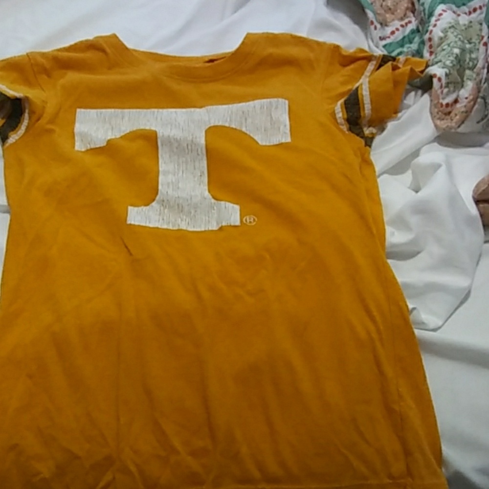 A tennese shirt
